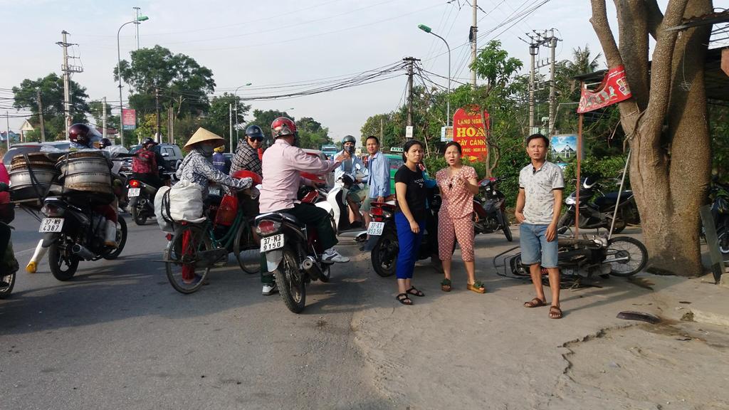 Người chị khóc ngất khi thấy em gái tử vong do ô tô đâm phía sau