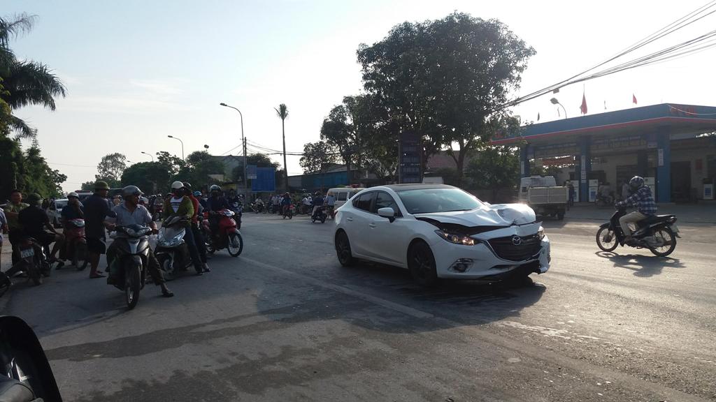 Người chị khóc ngất khi thấy em gái tử vong do ô tô đâm phía sau