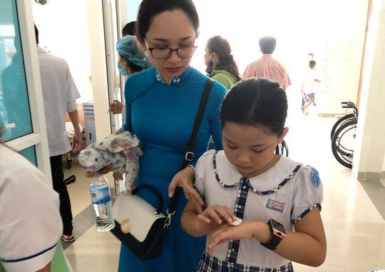 Uống trà sữa trong buổi liên hoan lớp, hàng chục học sinh lớp 3 nhập viện cấp cứu