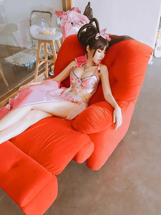 Elly Trần nóng bỏng với hình ảnh trong phòng tắm