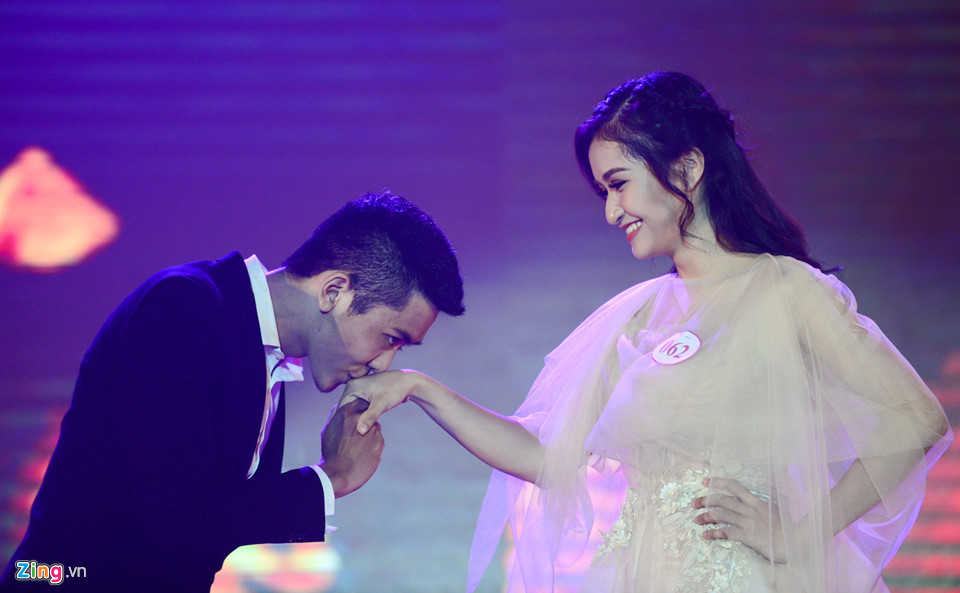 Nữ sinh từng nặng 90 kg trở thành Hoa khôi Ngoại thương 2018