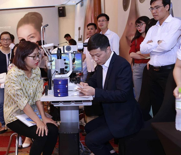 Đeo kính râm rẻ tiền hại mắt thế nào?