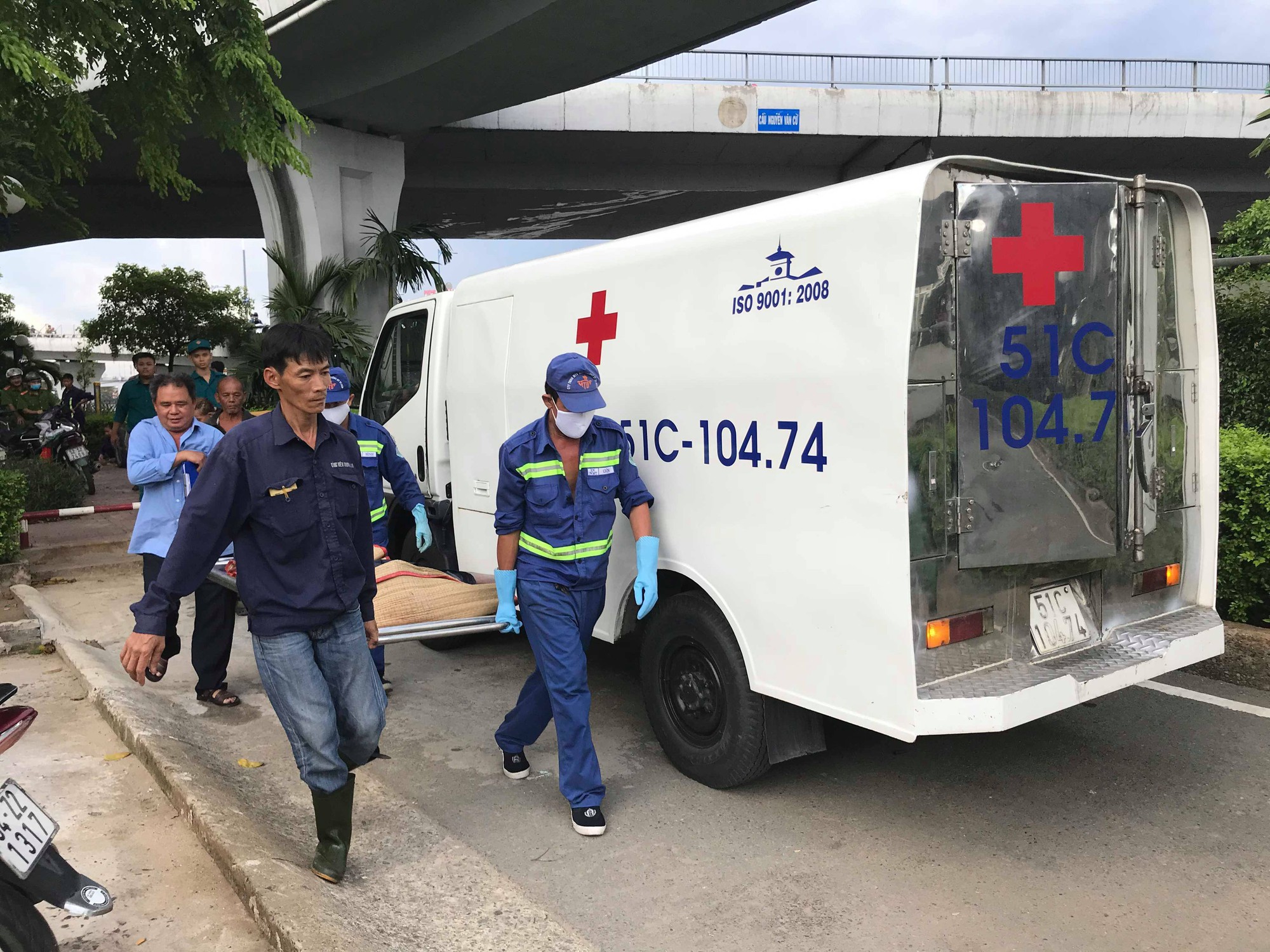 Phát hiện thi thể nam thanh niên trôi trên kênh ở Sài Gòn, nhiều người hốt hoảng bỏ chạy