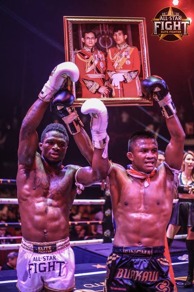 Thánh Muay Thái tung cú đá sấm sét khiến đối thủ khụy ngã