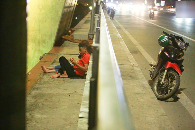 Người dân vô tư vượt lan can, đi ngược chiều để hóng mát trên cầu Nhật Tân