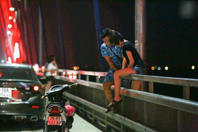 Người dân vô tư vượt lan can, đi ngược chiều để hóng mát trên cầu Nhật Tân