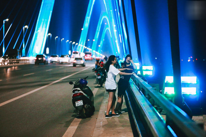 Người dân vô tư vượt lan can, đi ngược chiều để hóng mát trên cầu Nhật Tân Người dân vô tư vượt lan can, đi ngược chiều để hóng mát trên cầu Nhật Tân