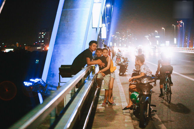 Người dân vô tư vượt lan can, đi ngược chiều để hóng mát trên cầu Nhật Tân Người dân vô tư vượt lan can, đi ngược chiều để hóng mát trên cầu Nhật Tân