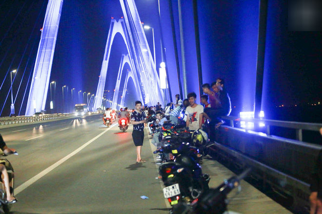 Người dân vô tư vượt lan can, đi ngược chiều để hóng mát trên cầu Nhật Tân Người dân vô tư vượt lan can, đi ngược chiều để hóng mát trên cầu Nhật Tân