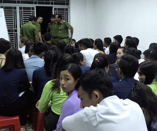 Gần trăm cán bộ khám xét cửa hàng bán hàng đa cấp trong đêm