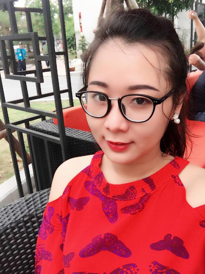 Câu chuyện dễ thương nhất ngày: Sợ chị gái bị bỏng, cậu em trai cố nhoài người ngồi che kín cả yên xe