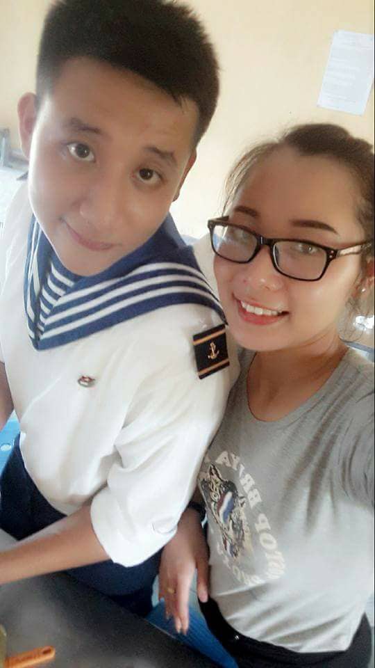 Câu chuyện dễ thương nhất ngày: Sợ chị gái bị bỏng, cậu em trai cố nhoài người ngồi che kín cả yên xe