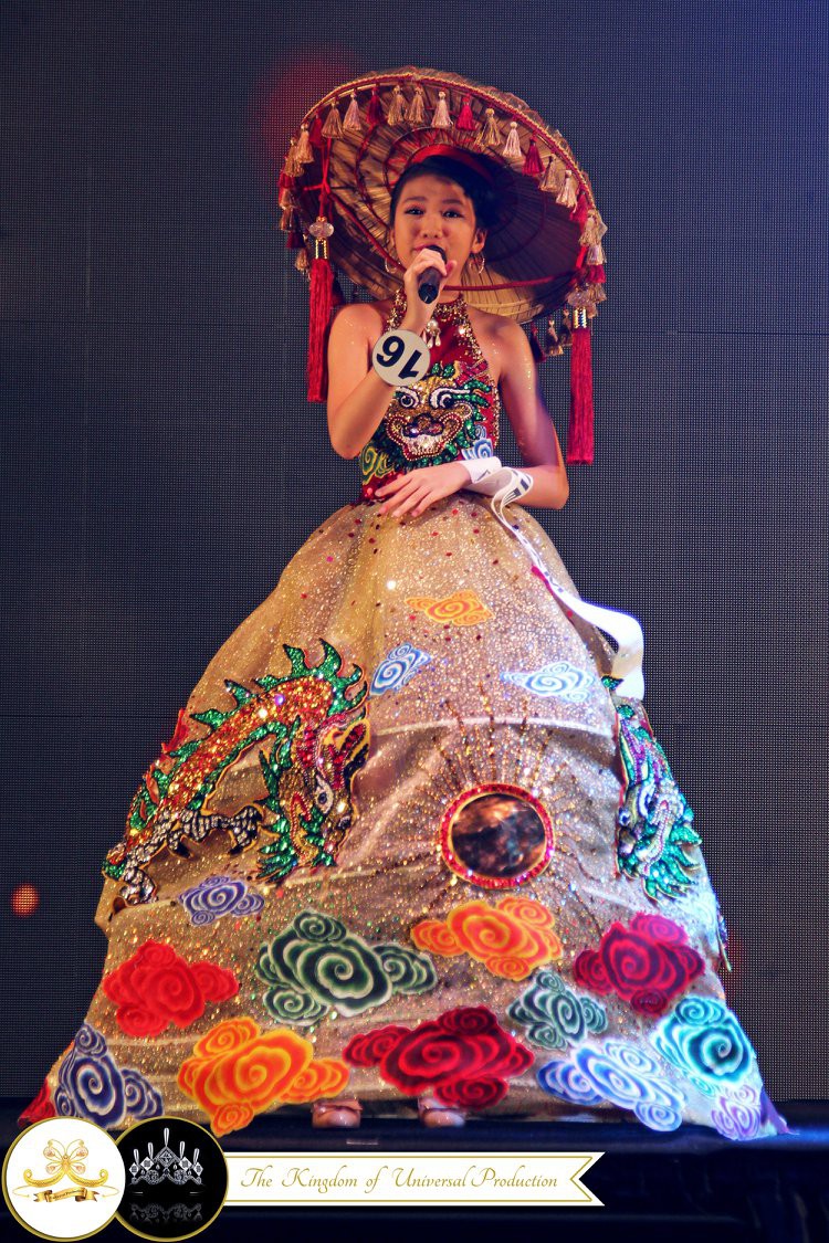 Mới 13 tuổi mà đã cao 1m72, cô bé Việt giành ngay ngôi vị Hoa hậu Hoàn vũ nhí 2018