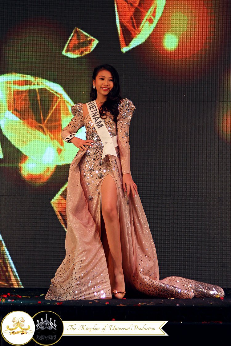 Mới 13 tuổi mà đã cao 1m72, cô bé Việt giành ngay ngôi vị Hoa hậu Hoàn vũ nhí 2018