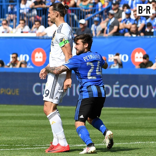 Ibrahimovic lĩnh thẻ đỏ vì đánh nguội vào mặt đối thủ