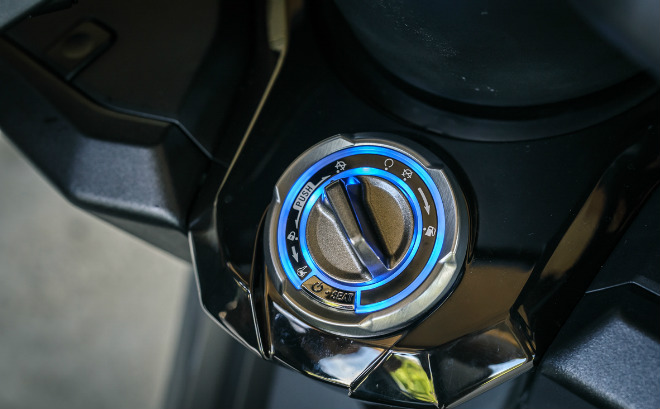 Xe ga cỡ lớn Kymco AK550 chốt giá 375 triệu đồng tại Việt Nam