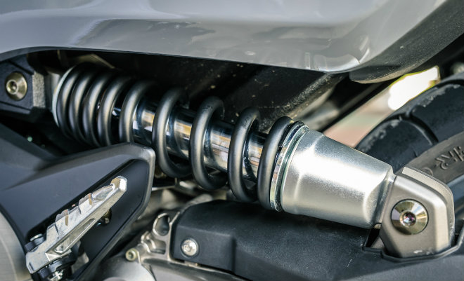 Xe ga cỡ lớn Kymco AK550 chốt giá 375 triệu đồng tại Việt Nam