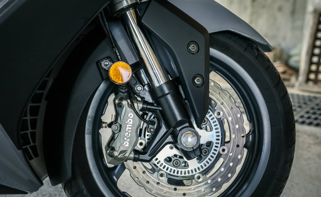 Xe ga cỡ lớn Kymco AK550 chốt giá 375 triệu đồng tại Việt Nam