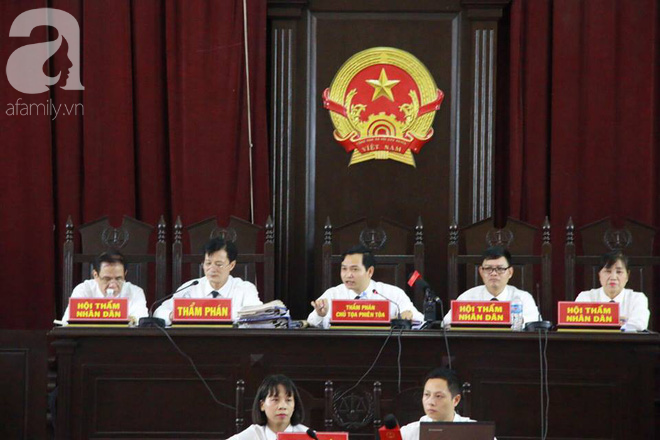 Xét xử vụ chạy thận khiến 9 người chết: Luật sư nhận định kết quả có lợi cho BS Lương