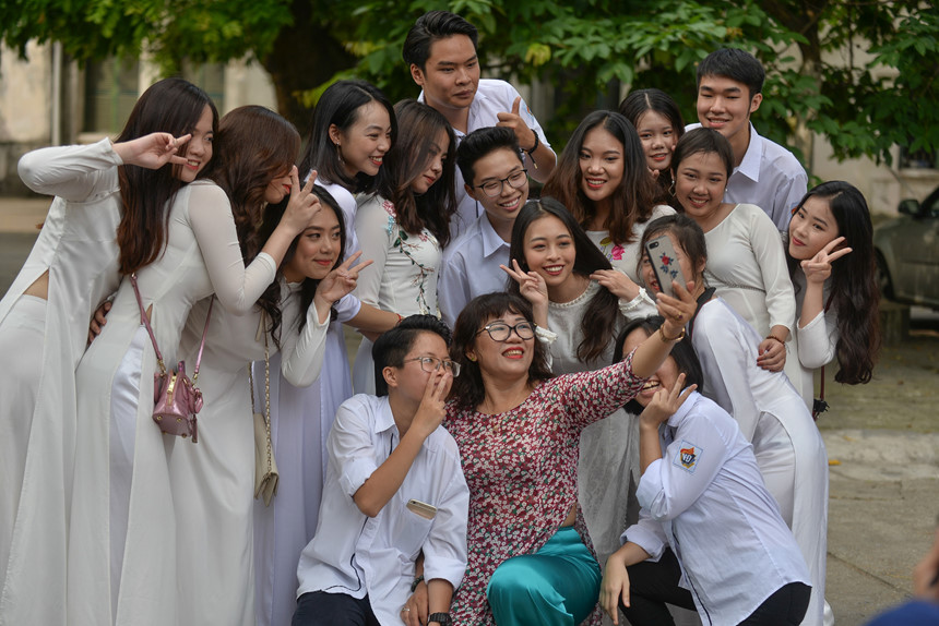 Nữ sinh Hà thành gạt nước mắt ngày chia tay tuổi học trò