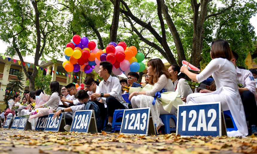 Nữ sinh Hà thành gạt nước mắt ngày chia tay tuổi học trò