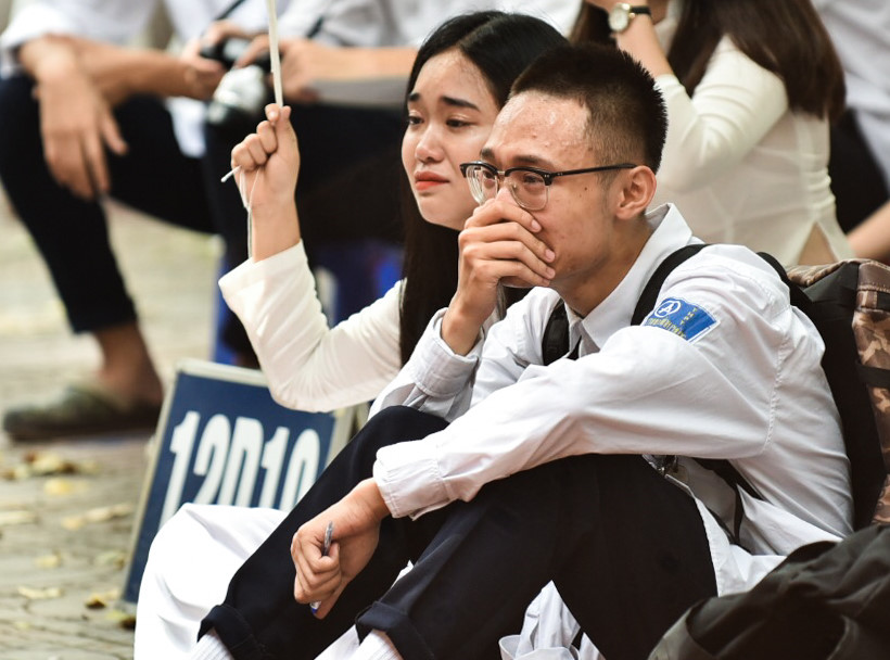 Nữ sinh Hà thành gạt nước mắt ngày chia tay tuổi học trò