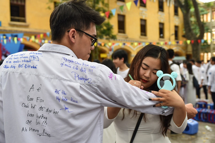 Nữ sinh Hà thành gạt nước mắt ngày chia tay tuổi học trò