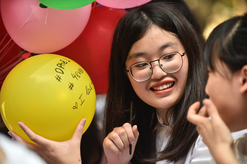 Nữ sinh Hà thành gạt nước mắt ngày chia tay tuổi học trò