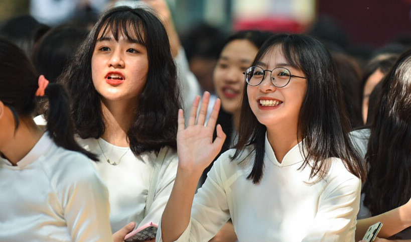 Nữ sinh Hà thành gạt nước mắt ngày chia tay tuổi học trò