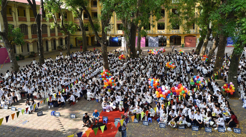 Nữ sinh Hà thành gạt nước mắt ngày chia tay tuổi học trò