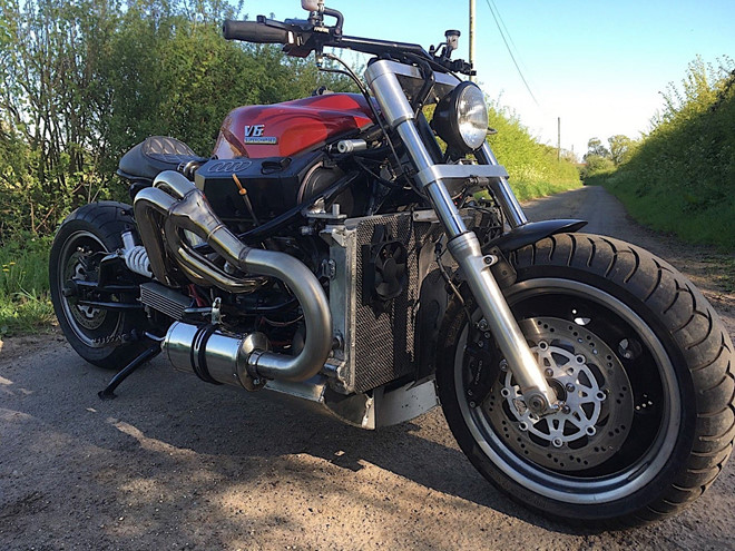 Môtô ‘quái vật’ dùng động cơ Audi V6 siêu mạnh