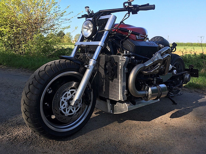 Môtô ‘quái vật’ dùng động cơ Audi V6 siêu mạnh