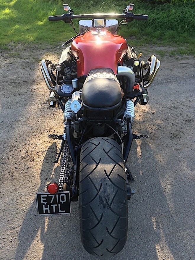 Môtô ‘quái vật’ dùng động cơ Audi V6 siêu mạnh