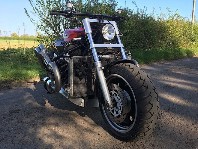 Môtô ‘quái vật’ dùng động cơ Audi V6 siêu mạnh