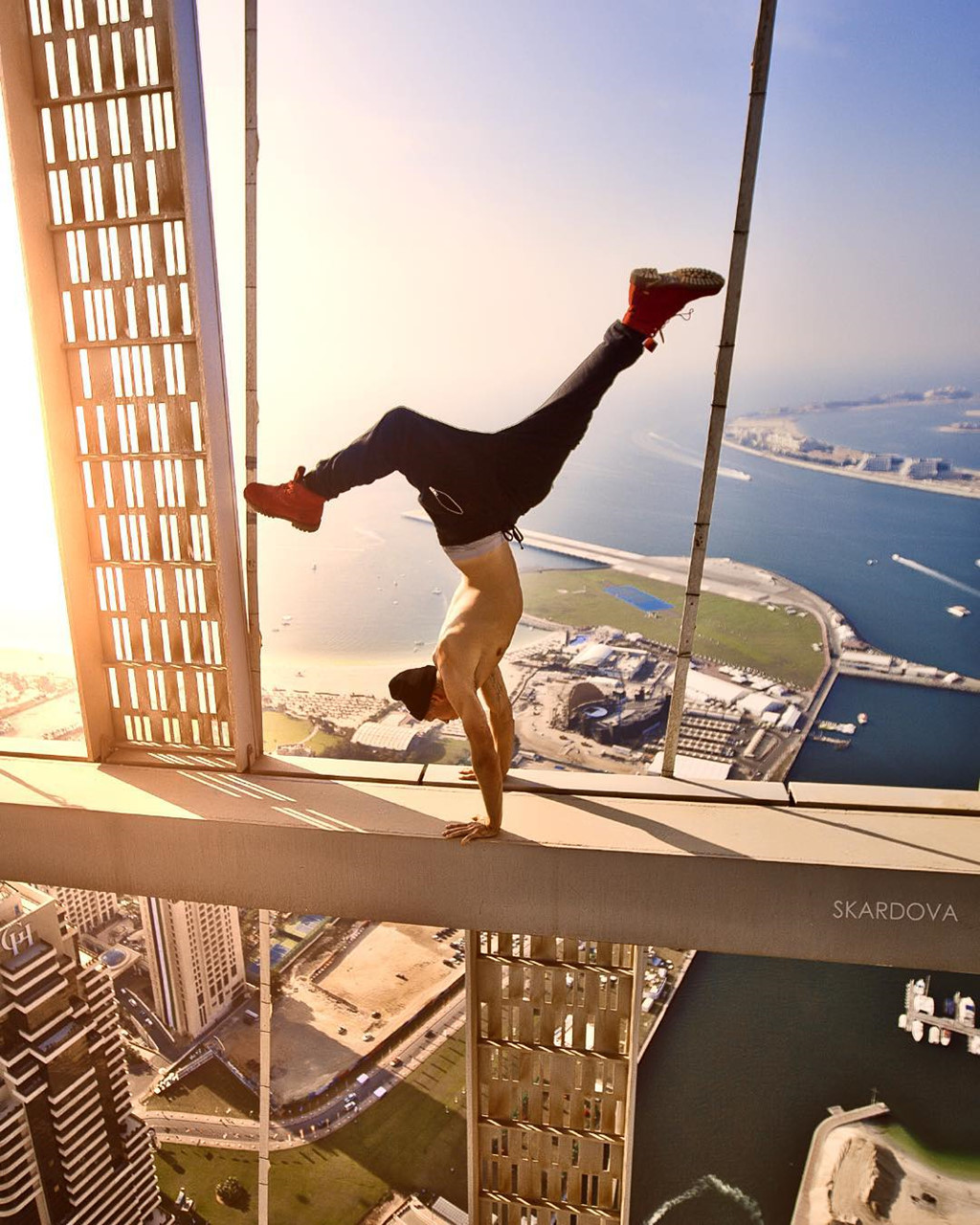 Vì sao giới trẻ sẵn sàng đối đầu tử thần với trào lưu trèo nóc nhà?