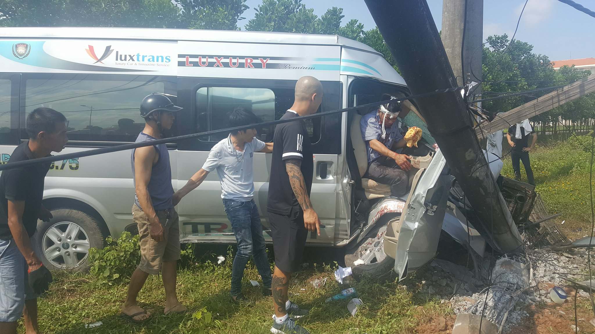 Giải cứu người mắc kẹt trên xe khách biến dạng vì tông cột điện