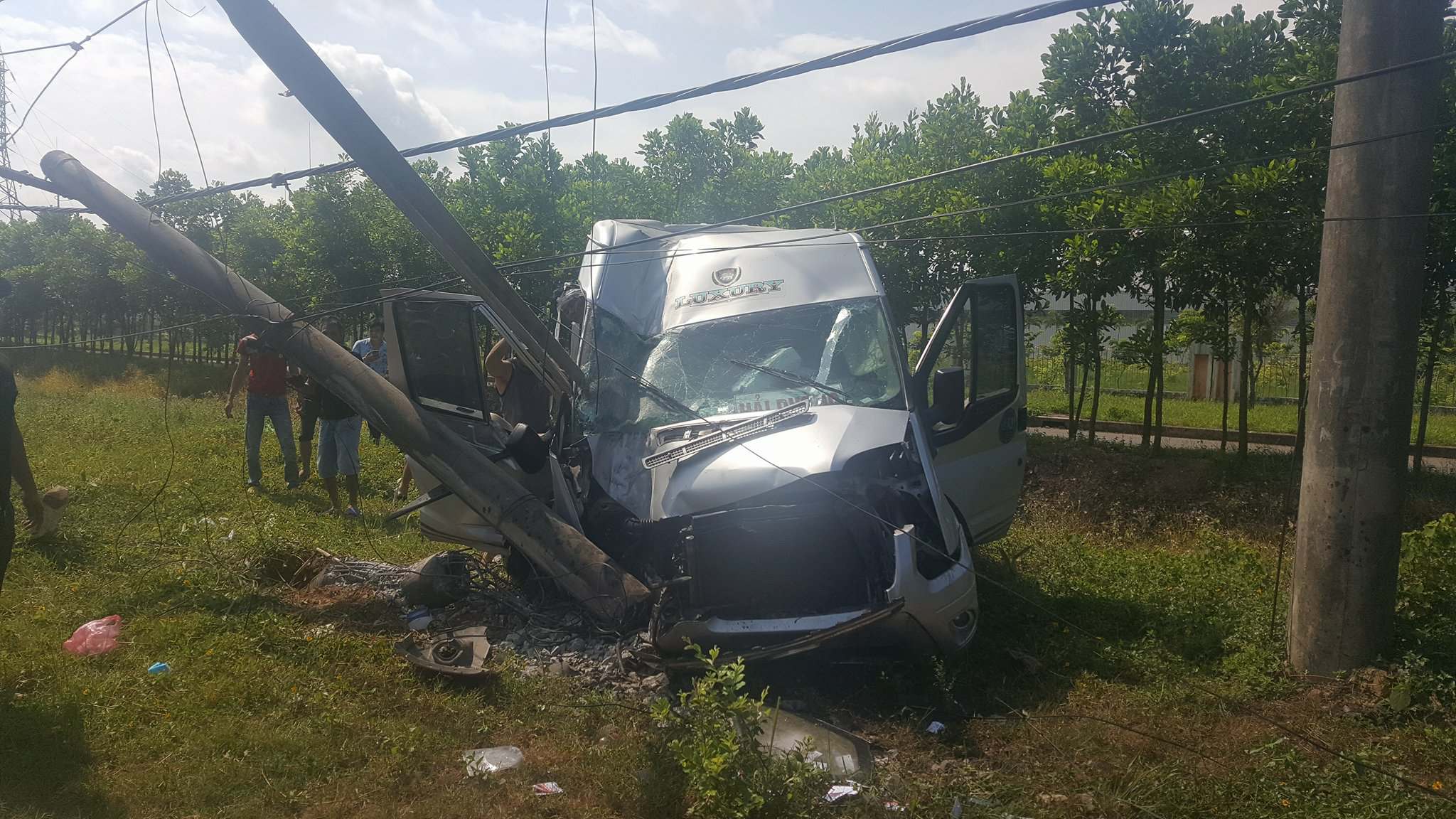 Giải cứu người mắc kẹt trên xe khách biến dạng vì tông cột điện