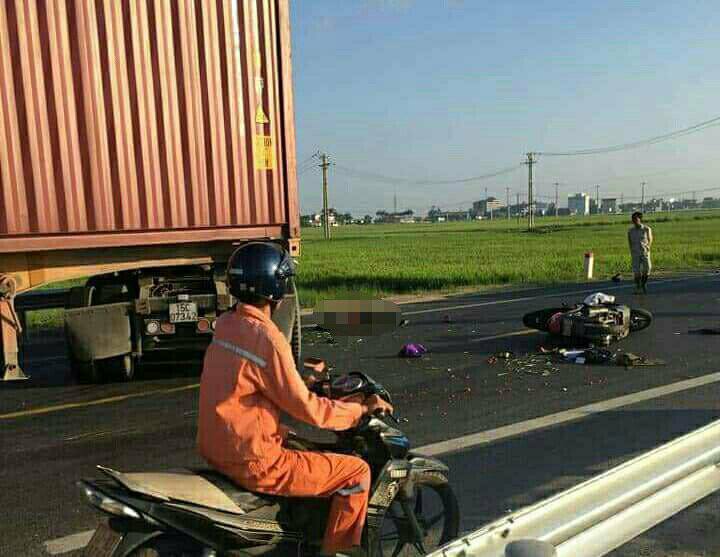 Hai vợ chồng tử vong thương tâm sau va chạm với xe container