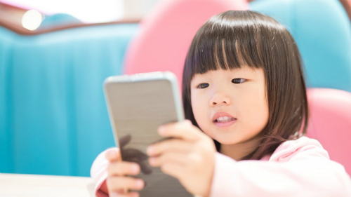 Facebook, YouTube khiến trẻ dễ xem video tình dục, bạo lực