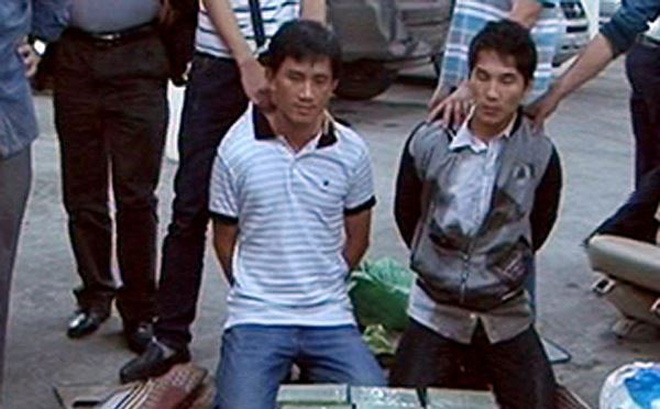Bắt quả tang hai đối tượng vận chuyển 60 bánh heroin Bắt quả tang hai đối tượng vận chuyển 60 bánh heroin