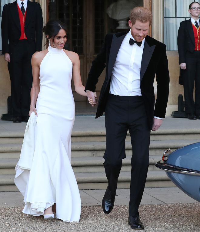 Trông thì tối giản nhưng 2 mẫu váy cưới của Meghan Markle trị giá tới hơn 8 tỷ đồng