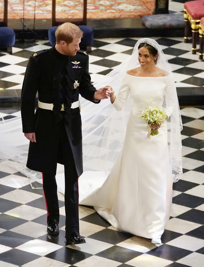 Trông thì tối giản nhưng 2 mẫu váy cưới của Meghan Markle trị giá tới hơn 8 tỷ đồng
