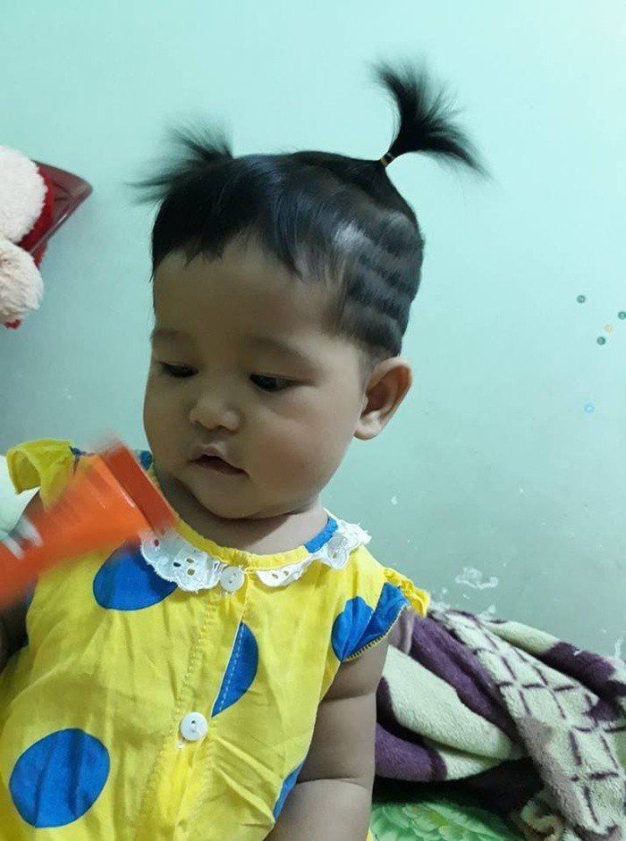 Mẹ chỉ chợp mắt nửa tiếng, bố đã tranh thủ tạo kiểu tóc cho cô công chúa để bắt kịp xu hướng của thần tượng