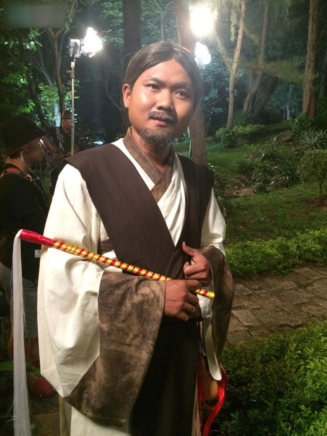 Diễn viên đòi nợ cát xê bị Chủ nhiệm đoàn phim đấm vào mặt, cầm dao rượt như xã hội đen