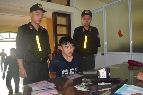 Nam thanh niên lộ hàng nóng từ việc không đội mũ bảo hiểm