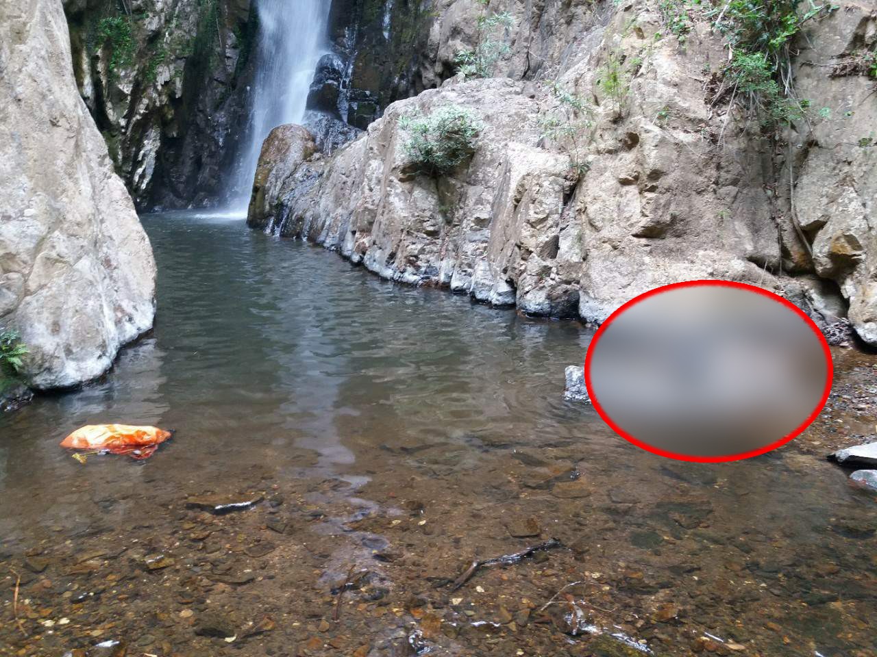 Hiện trường nơi phát hiện thi thể nam phượt thủ Thi An Kiện ở tầng 4 thác Lao Phào