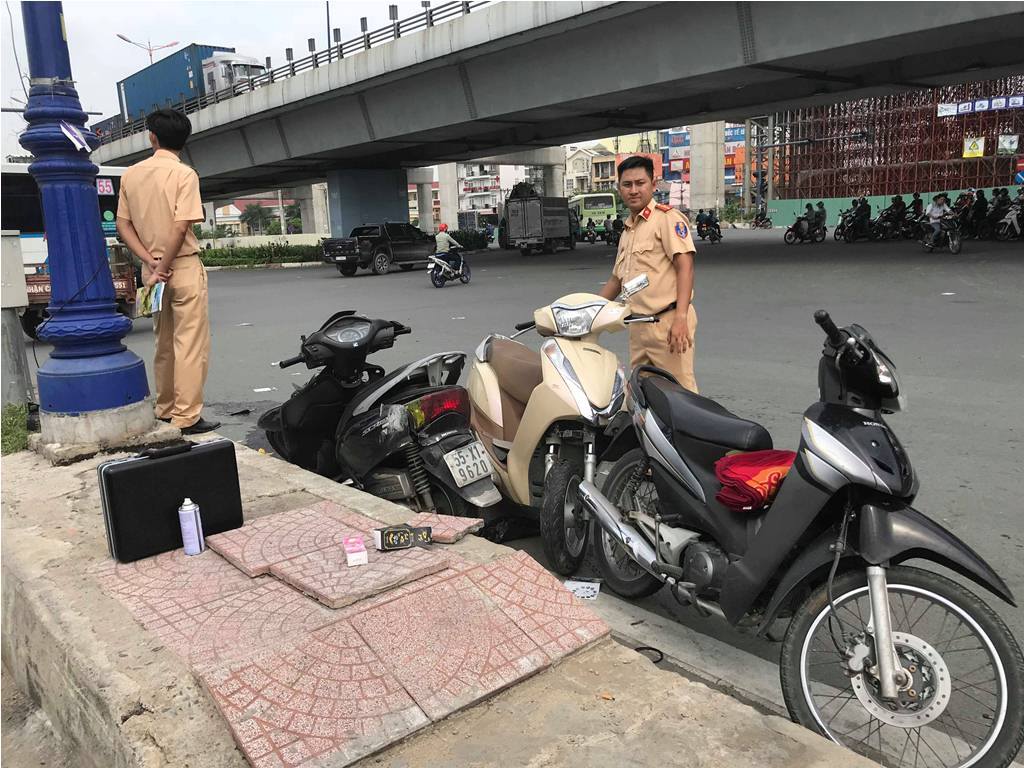 Tài xế ô tô nghi say rượu tông hàng loạt xe máy, 4 người nhập viện