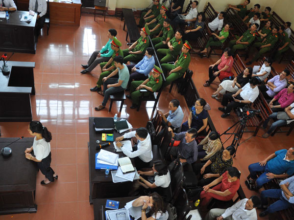 Kịch tính nổ ra khi xét xử BS Lương: Luật sư xin công bố video quan trọng, tòa ngăn lại!