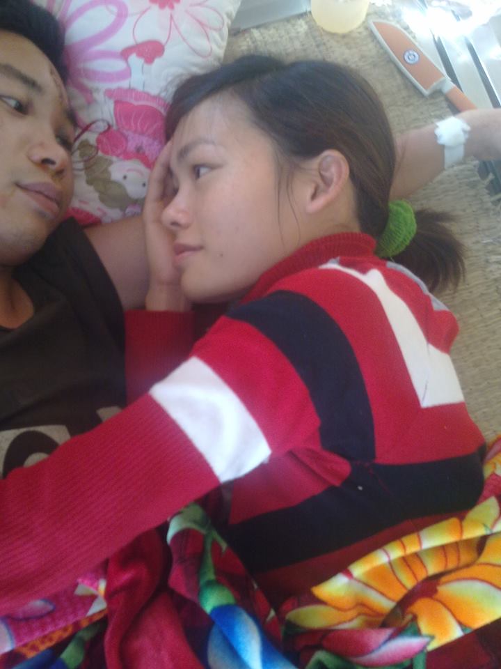 Cô gái khóc như mưa khi phải trèo 4 ngọn đồi mới đến nhà bạn trai