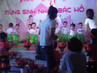Clip ghi lại nỗi ám ảnh của giáo viên mầm non: Mặc cô quẩy nhiệt tình, các cháu vẫn đứng im như tượng